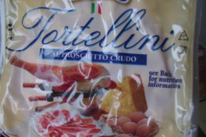 Tortellini cu prosciutto si sos
