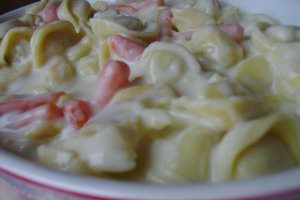 Tortellini cu prosciutto si sos