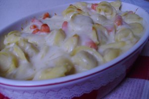 Tortellini cu prosciutto si sos