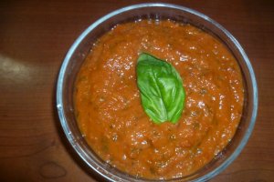 Pasta de rosii cu busuioc si ceapa