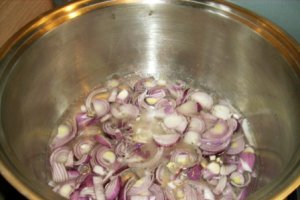 Mancare de castraveti acri si carne de porc