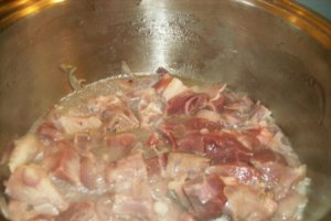 Mancare de castraveti acri si carne de porc