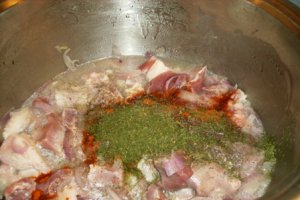 Mancare de castraveti acri si carne de porc