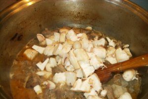 Mancare de castraveti acri si carne de porc
