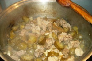 Mancare de castraveti acri si carne de porc