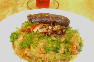 Varza calita cu carnati si bacon , in vas de lut