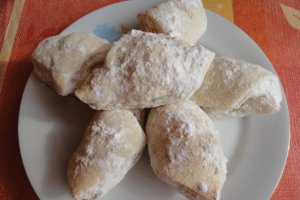Cornulete din foietaj cu rahat