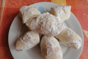 Cornulete din foietaj cu rahat