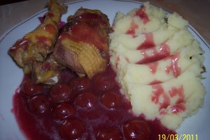 Carne de gaina cu piure si sos de visine