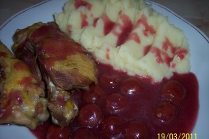Carne de gaina cu piure si sos de visine