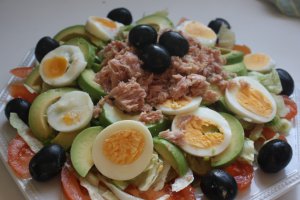 Salata cu avocado, ton si dressing de iaurt