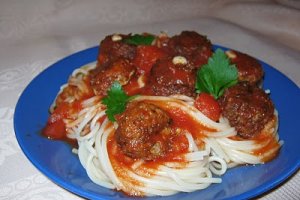 Spaghete cu sos şi chifteluţe