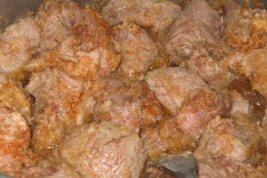 Carne de vita in sos de bere bruna