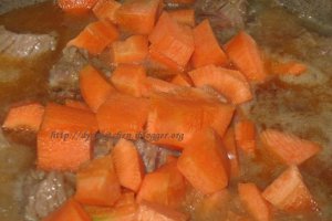 Carne de vita in sos de bere bruna