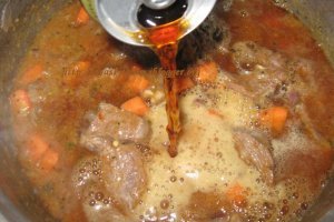 Carne de vita in sos de bere bruna