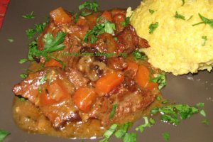 Carne de vita in sos de bere bruna