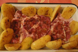Ceafa la cuptor cu cartofi mari si sote de ciuperci