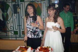 Flori,fete si ....un tort ciocolatos cu capsuni