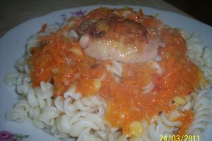 Pulpe de pui cu sos de legume