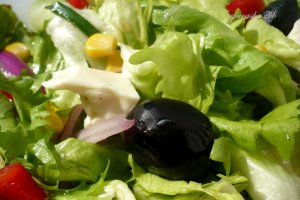 Salata endivia cu porumb, ardei si masline