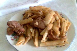 Penne cu sos de ciuperci,kaizer si ficatei de pui