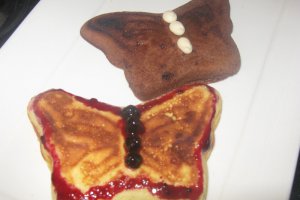 Fluturi colorati(pancake cu afine si chips-uri de ciocolata alba)
