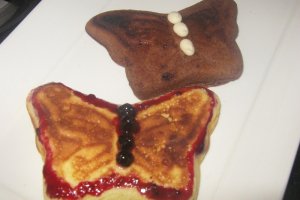 Fluturi colorati(pancake cu afine si chips-uri de ciocolata alba)