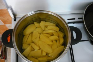 Ceafa la tigaie cu cartofi la cuptor
