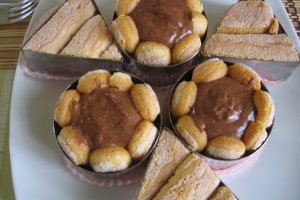 Mini-sarlote cu spuma de ciocolata