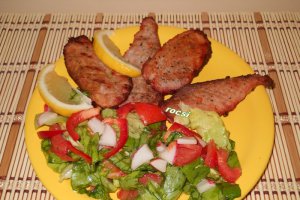 Cotlete de porc cu salata de primavara