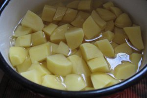 Pulpite si cartofi cu usturoi si rozmarin la cuptor
