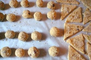 Biscuiti sarati cu fistic, stafide si nuci