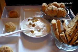 Biscuiti sarati cu fistic, stafide si nuci