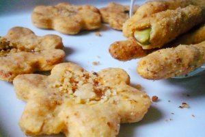 Biscuiti sarati cu fistic, stafide si nuci
