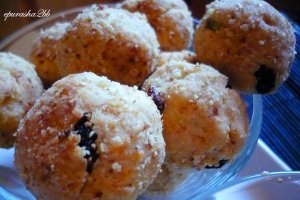 Biscuiti sarati cu fistic, stafide si nuci