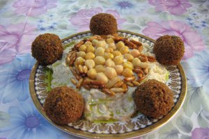 Micul dejun arab-4.“Fattet hummus”-Pasta de naut cu iaurt si “faramituri “(crutoane) de paine