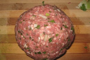 Cartofi umpluti cu kofta fierti in sos de rosii