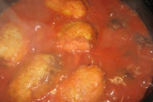 Cartofi umpluti cu kofta fierti in sos de rosii
