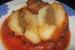 Cartofi umpluti cu kofta fierti in sos de rosii