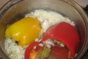 Ardei gras umplut cu ciuperci marinate