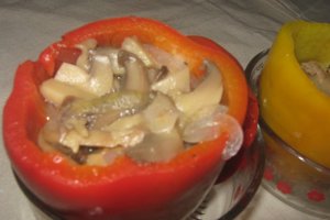 Ardei gras umplut cu ciuperci marinate