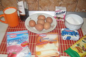 Prajitura cu crema de capsuni si glazura de ciocolata