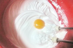 Prajitura cu crema de capsuni si glazura de ciocolata