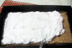 Prajitura cu crema de capsuni si glazura de ciocolata