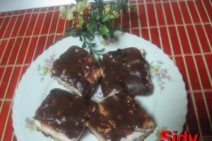 Prajitura cu crema de capsuni si glazura de ciocolata