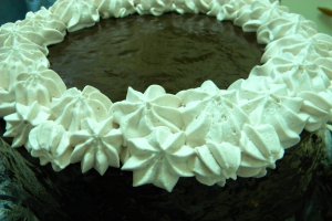 Tort cu 3 feluri de crema.