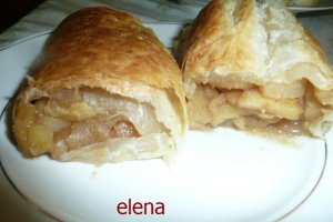 Rulada din foietaj cu umplutura de mere si mac