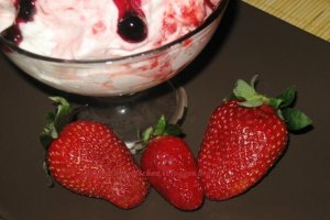 Inghetata cu capsuni si dulceata de afine