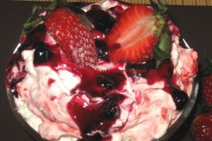 Inghetata cu capsuni si dulceata de afine