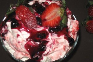 Inghetata cu capsuni si dulceata de afine